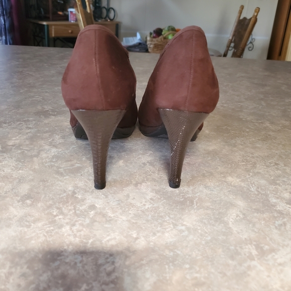 Chocolate Brown suede heels - Picture 4 of 8